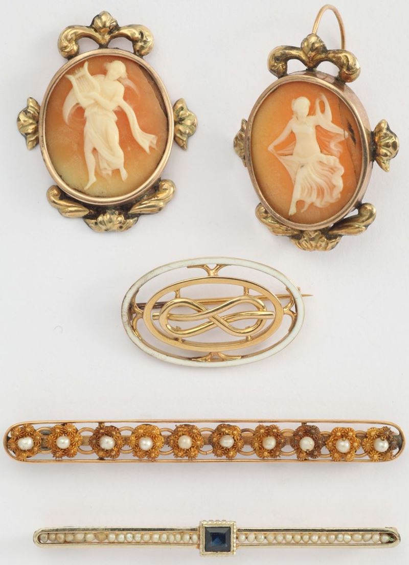 A lot of three broochs and two cameos  - Auction Fine Jewels - I - Cambi Casa d'Aste