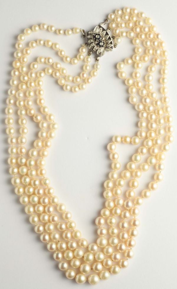 A cultured pearl necklace. Gold, diamond e sapphire clasp