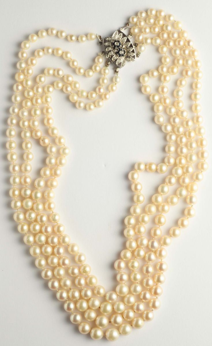 Quattro fili di perle scalari coltivate  - Asta Fine Jewels - I - Cambi Casa d'Aste