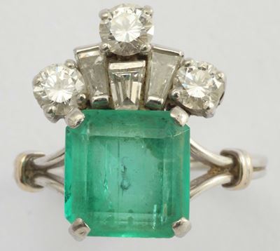 Anello con Smeraldo e Diamanti Taglio Rotondo e Trapezoidali