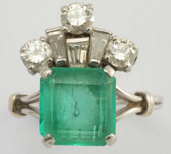 Anello con smeraldo e diamanti taglio rotondo e trapezoidali