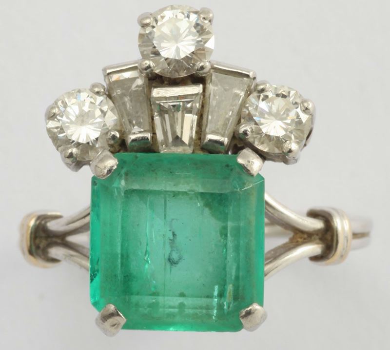 Anello con smeraldo e diamanti taglio rotondo e trapezoidali  - Asta Fine Jewels - I - Cambi Casa d'Aste