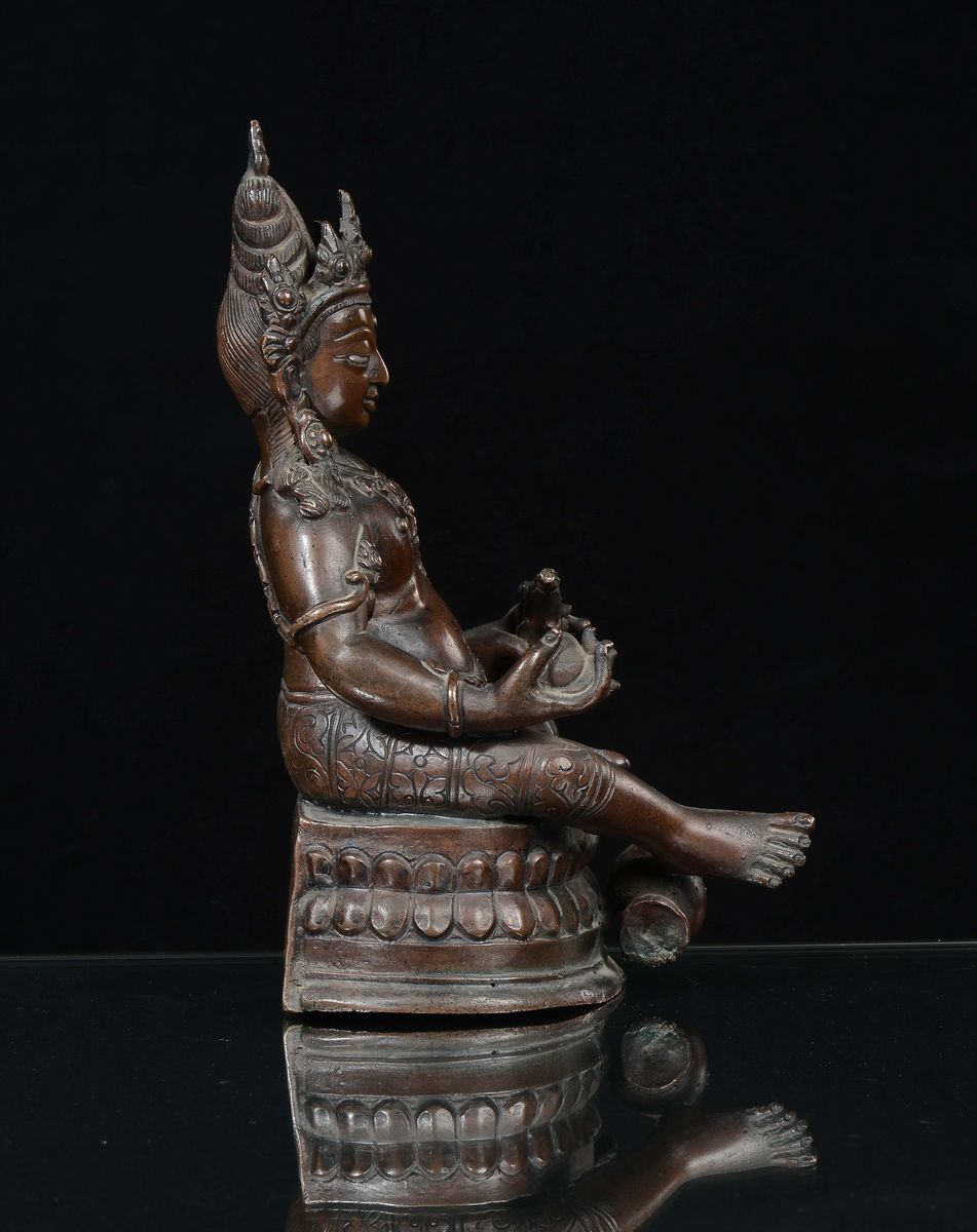 Scultura in Bronzo Raffigurante Divinità con Occhi D'argento, Nepal, XVII Secolo