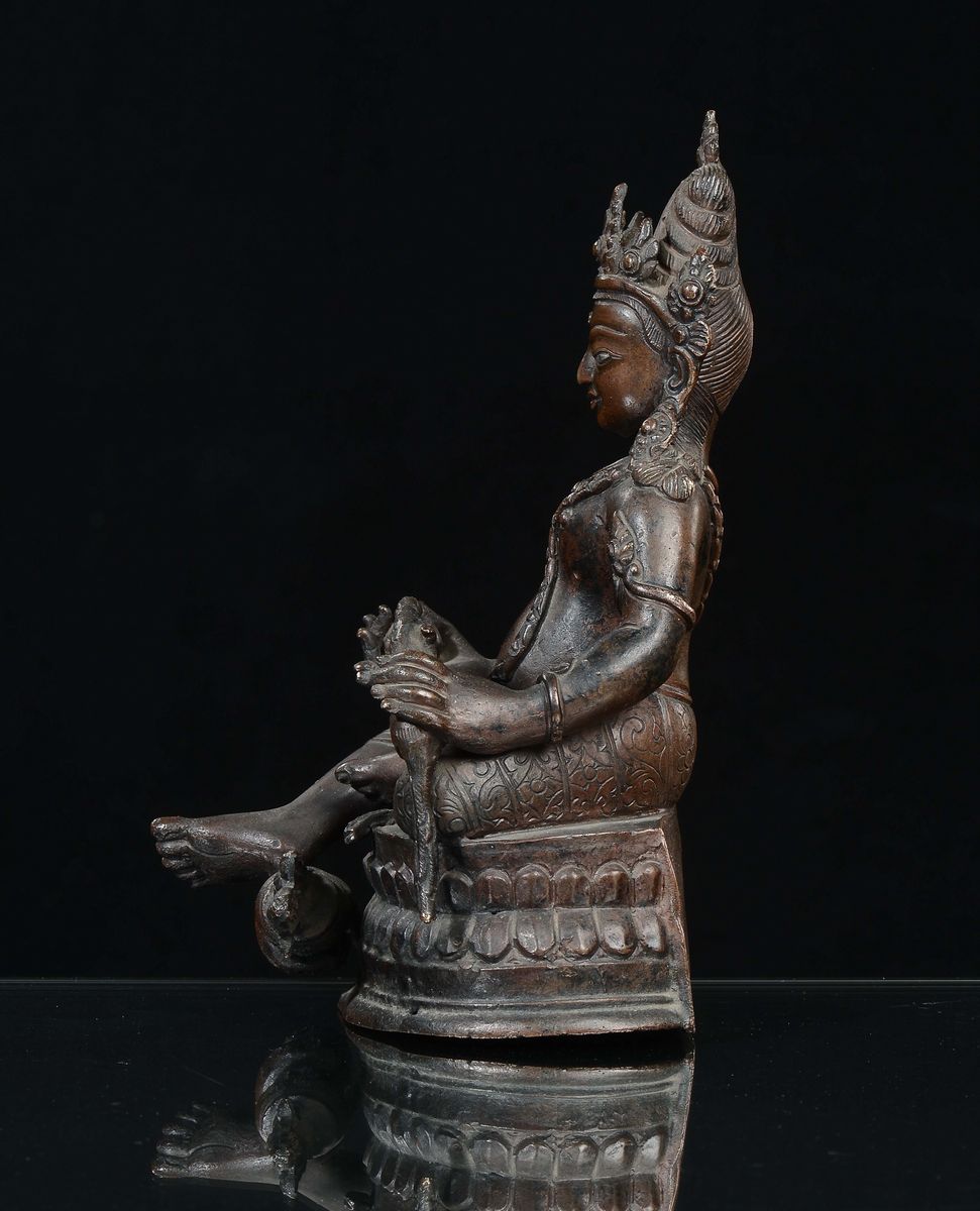 Scultura in Bronzo Raffigurante Divinità con Occhi D'argento, Nepal, XVII Secolo