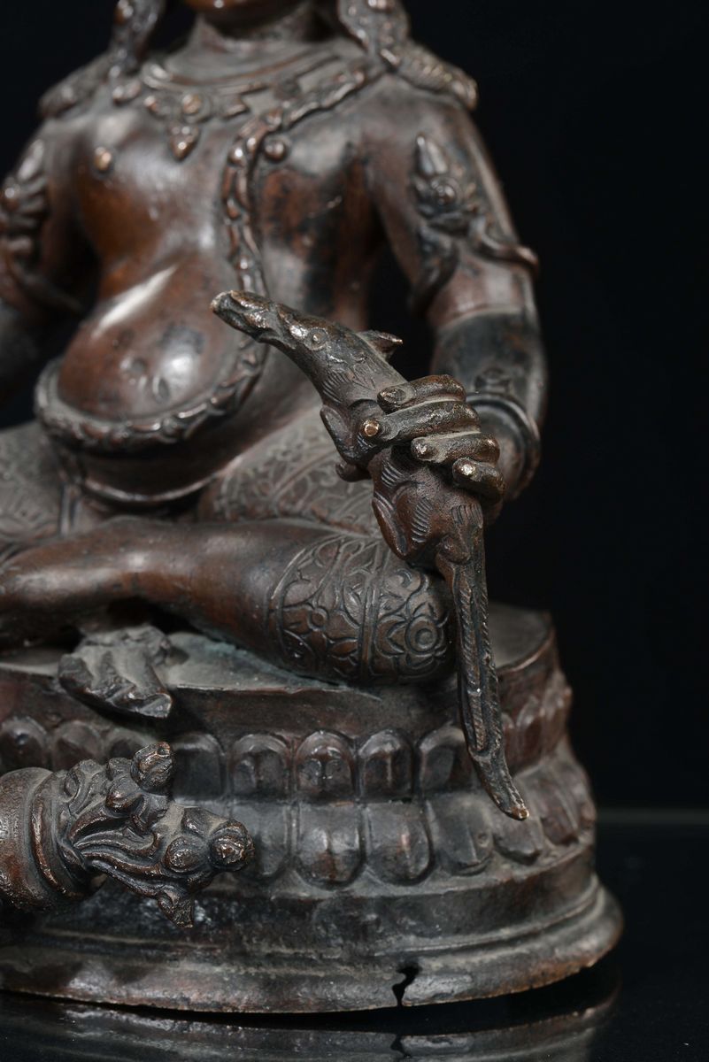 Scultura in Bronzo Raffigurante Divinità con Occhi D'argento, Nepal, XVII Secolo