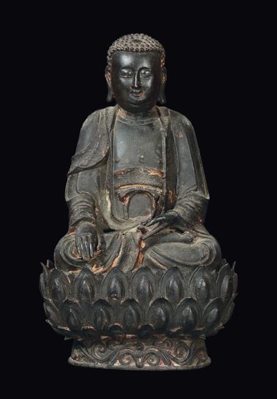 Figura di Buddha in Bronzo Seduto su Fiore di Loto, Cina, Dinastia Ming, XVII Secolo