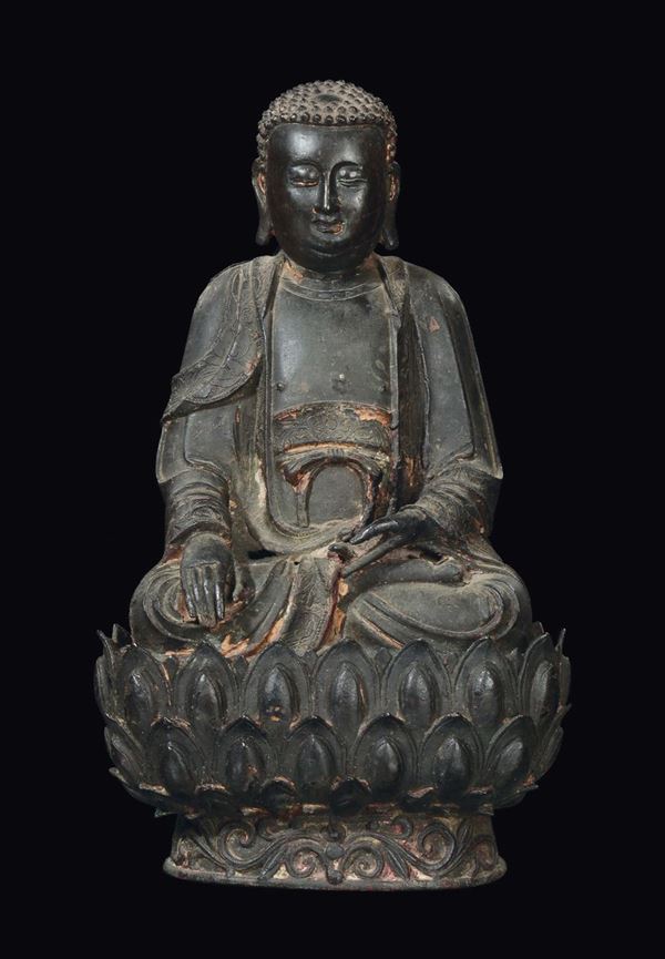Figura di Buddha in bronzo seduto su fiore di loto, Cina, Dinastia Ming, XVII secolo