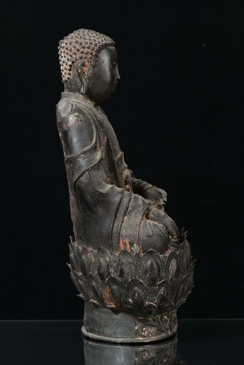Figura di Buddha in Bronzo Seduto su Fiore di Loto, Cina, Dinastia Ming, XVII Secolo