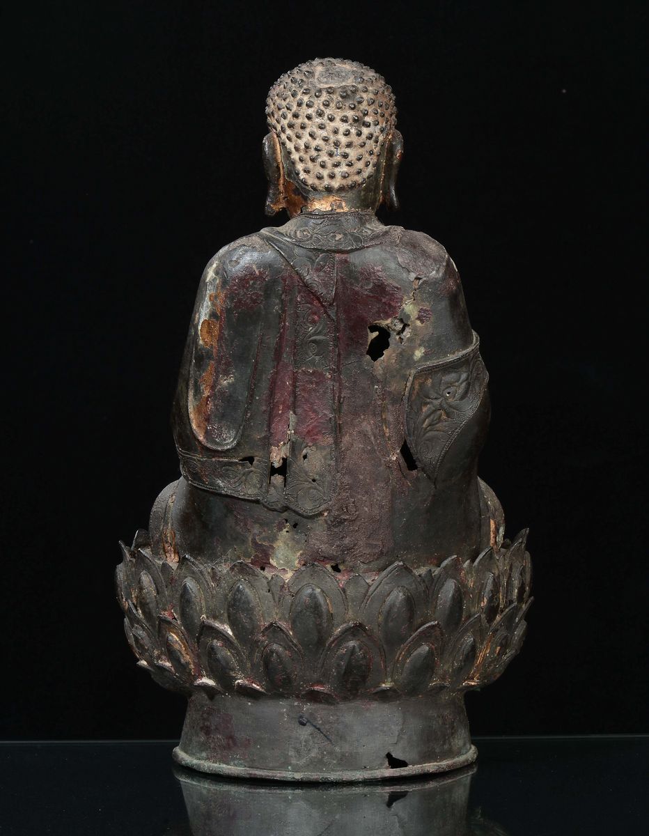 Figura di Buddha in Bronzo Seduto su Fiore di Loto, Cina, Dinastia Ming, XVII Secolo
