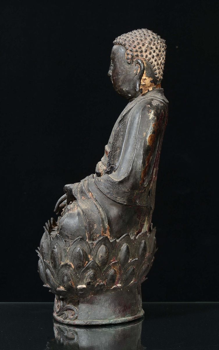 Figura di Buddha in Bronzo Seduto su Fiore di Loto, Cina, Dinastia Ming, XVII Secolo