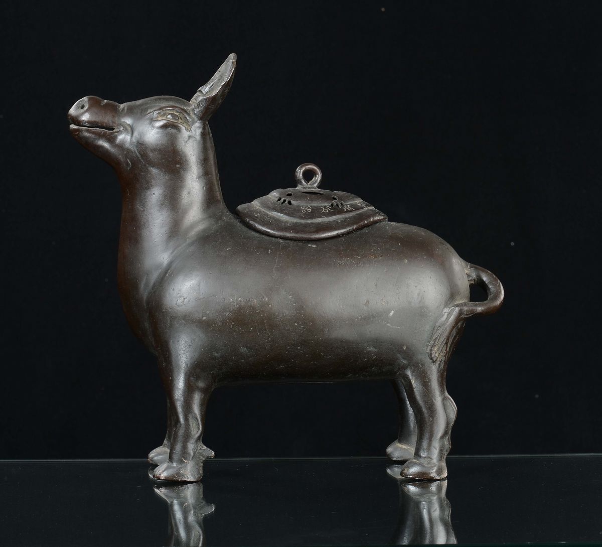 Raro Incensiere in Bronzo Raffigurante Animale con Scritte, Cina, Dinastia Ming, XVII Secolo