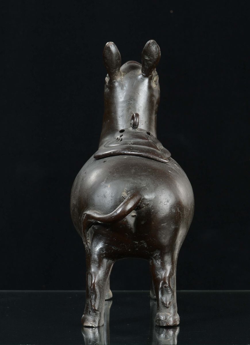 Raro Incensiere in Bronzo Raffigurante Animale con Scritte, Cina, Dinastia Ming, XVII Secolo