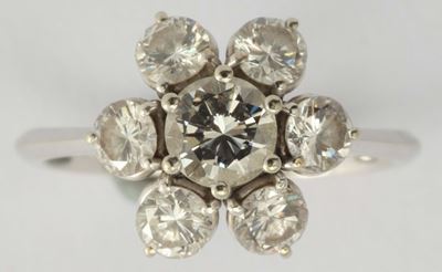 Anello con Diamante Centrale e Diamanti a Contorno