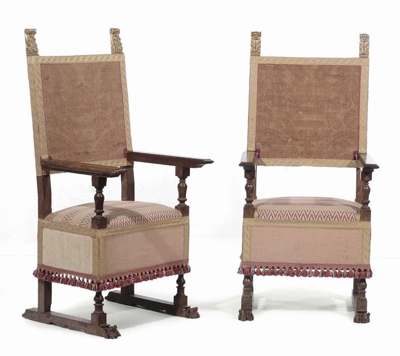 Coppia di poltrone in noce, XVII secolo  - Asta Antiquariato, Affidamenti da raffinate dimore private - Cambi Casa d'Aste