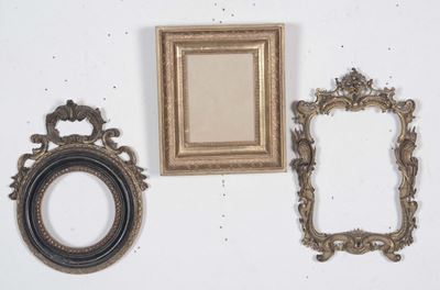Lotto Composto da una Cornice in Legno Dorato con Intaglio, una Cornice Circolare in Legno Intagl...