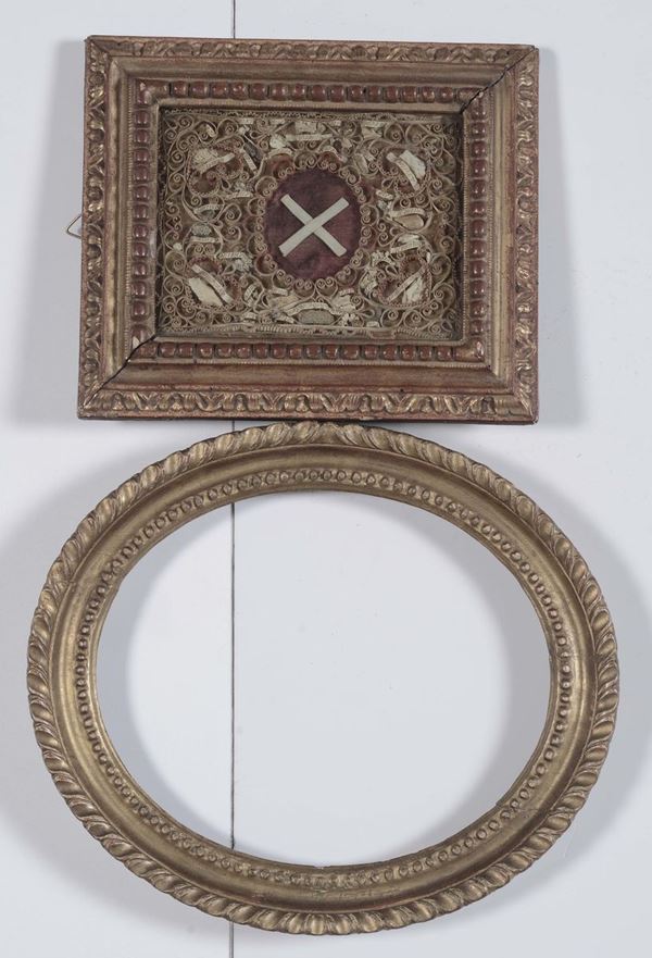 Lotto composto da una cornice ovale in legno intagliato e dorato  e da una cornice in legno dorato con reliquie di vari Santi, XVIII - XIX secolo