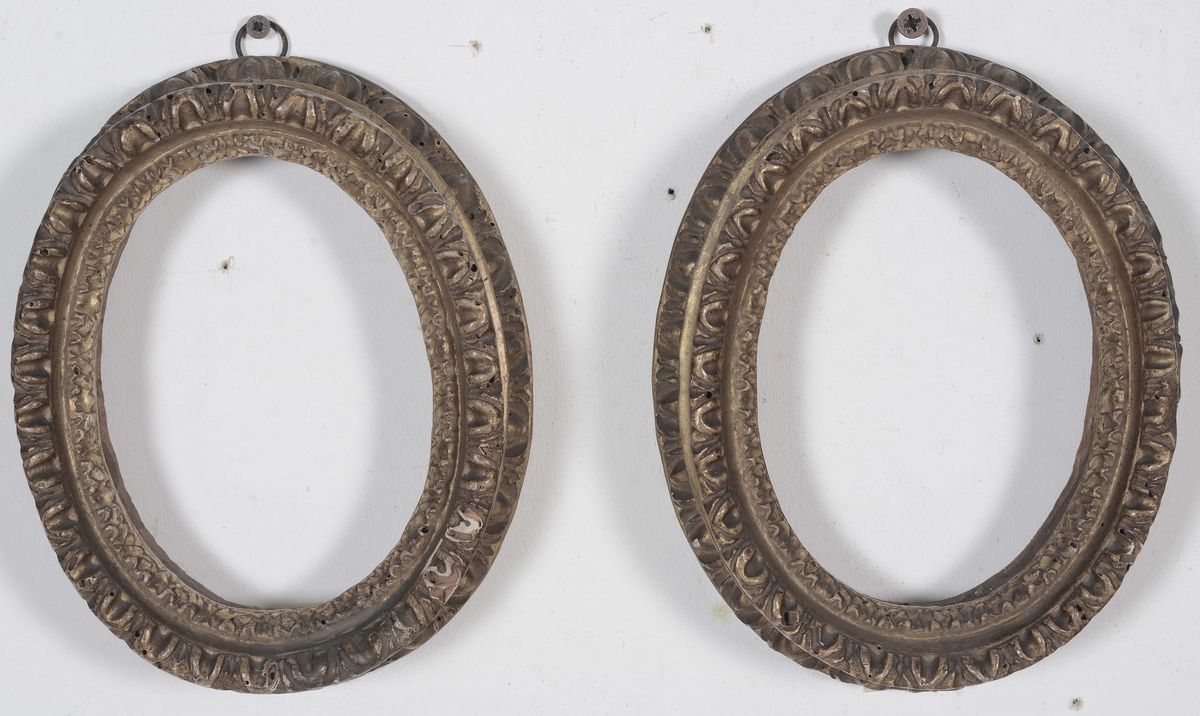 Coppia di cornici ovali in legno dorato e intagliato, XVIII-XIX secolo -  Asta Cornici Antiche - Cambi
