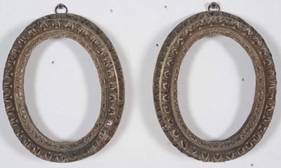Coppia di Cornici Ovali in Legno Dorato e Intagliato, XVIII-XIX Secolo