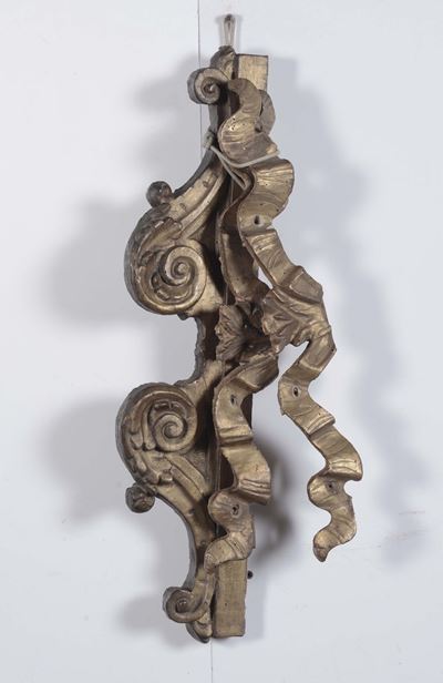 Lotto Composto da una Coppia di Ornamenti in Legno Dorato a Forma di Nastro, e da un Elemento Arc...
