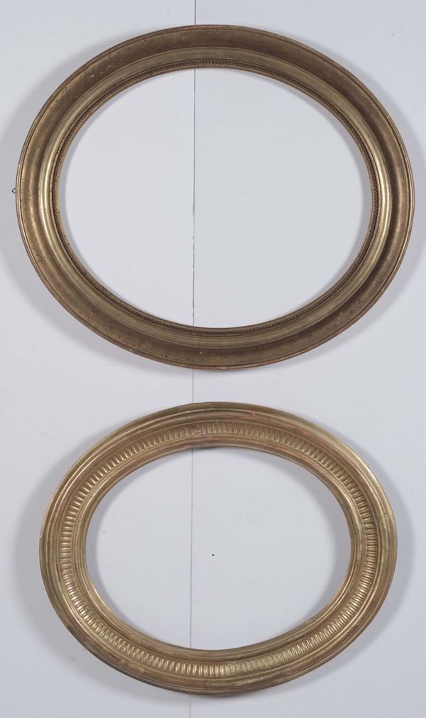 Lotto di due cornici ovali in legno dorato, XIX secolo