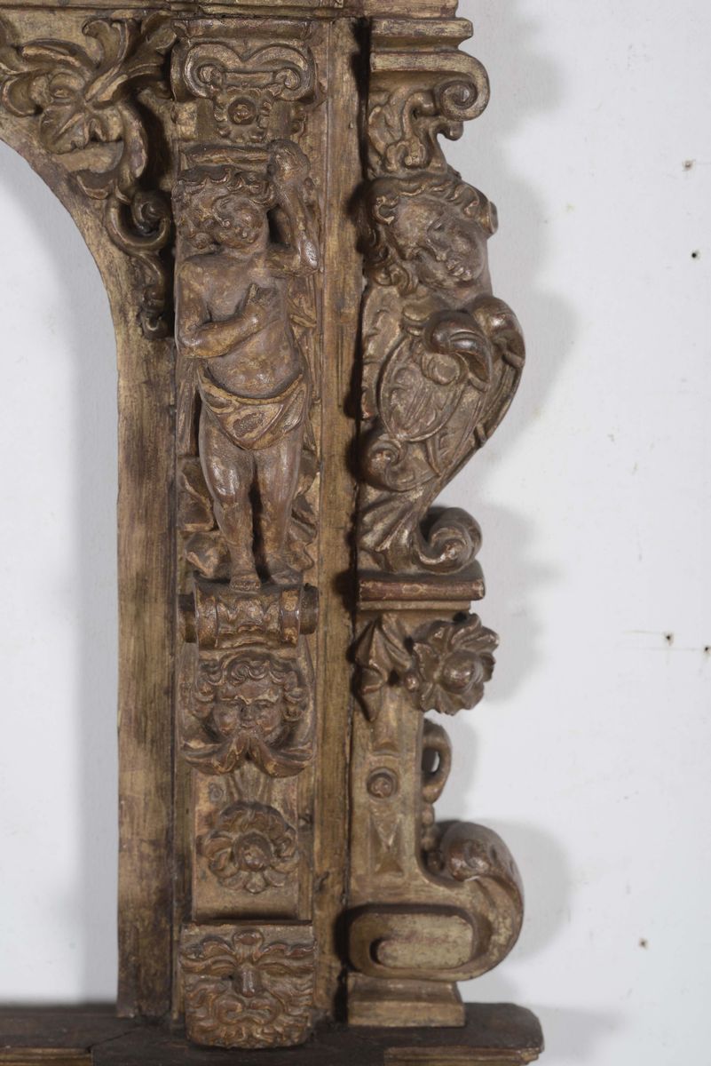 Cornice in Legno Dorato e Scolpito a Forma di Tempio, Toscana XVII Secolo
