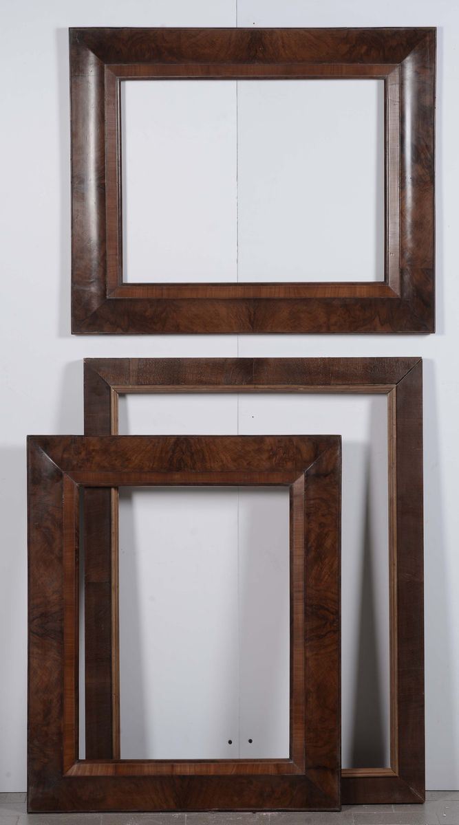 Lotto di tre cornici in legno di noce e radica di noce, XIX secolo  - Auction Antique Frames - Cambi Casa d'Aste