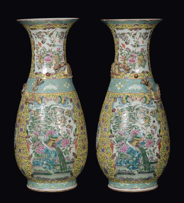 Coppia di vasi in porcellana Famiglia Rosa a fondo giallo con draghi dorati in rilievo, Cina, Dinastia Qing, XIX secolo