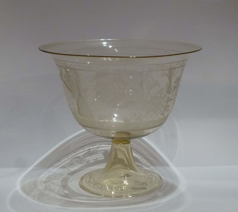 Coppa in vetro incolore con figure incise  - Asta Arti Decorative del XX secolo - Cambi Casa d'Aste