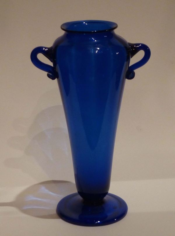 Vaso in vetro blu a due anse