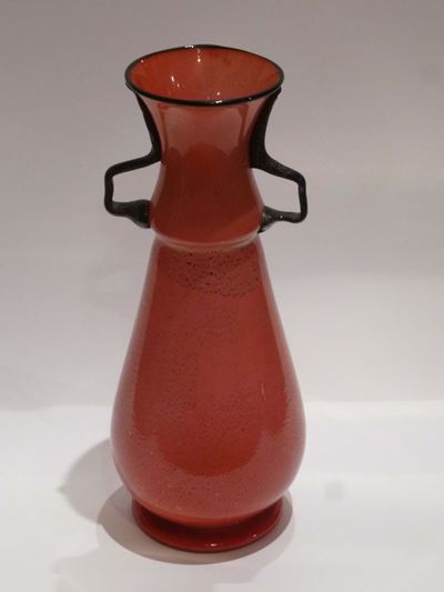 Vaso in Vetro Rosso a Due Anse