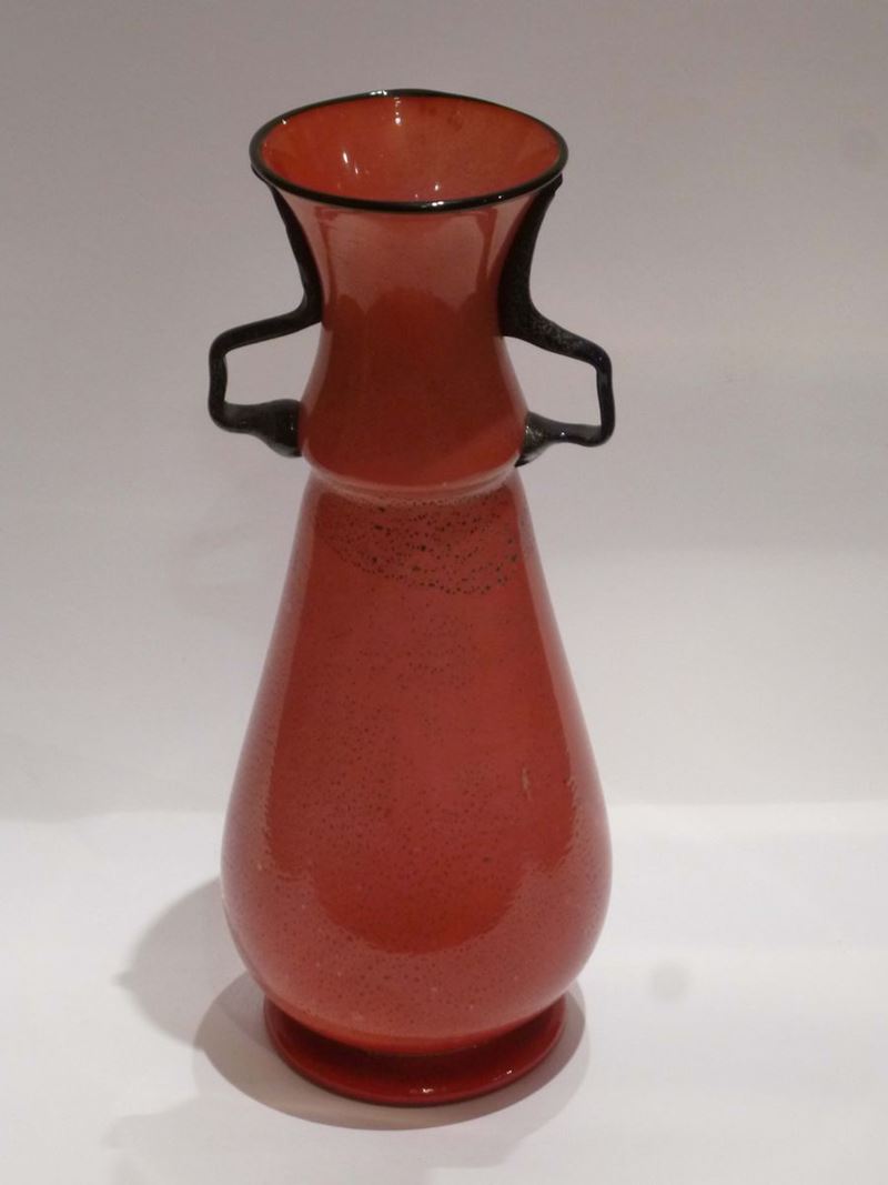Vaso in vetro rosso a due anse  - Asta Arti Decorative del XX secolo - Cambi Casa d'Aste