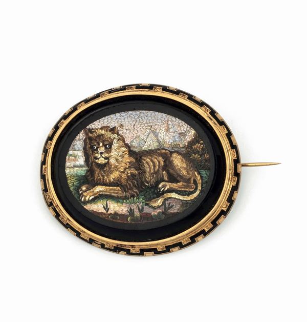 Spilla con micromosaico raffigurante leone