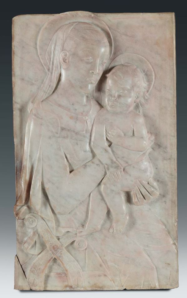 Altorilievo in marmo raffigurante Madonna con Bambino, artista del XX secolo vicino ad Alceo Dossena