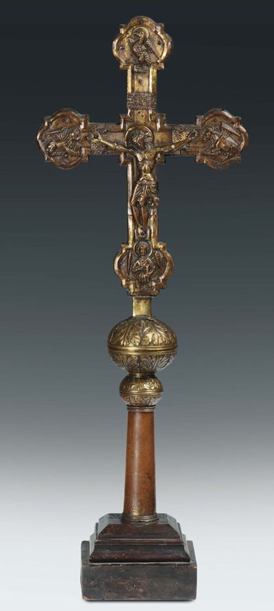 Croce Astile in Rame Sbalzato e Cesellato con Tracce di Doratura, Oreficeria Tardo Gotica del Nor...