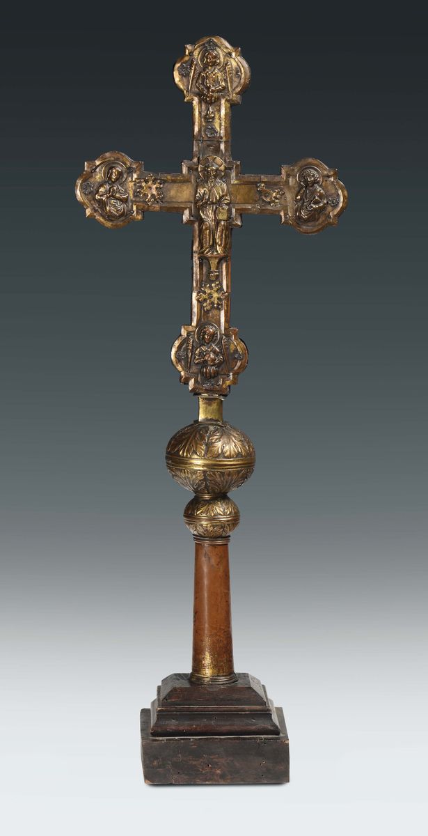 Croce Astile in Rame Sbalzato e Cesellato con Tracce di Doratura, Oreficeria Tardo Gotica del Nor...