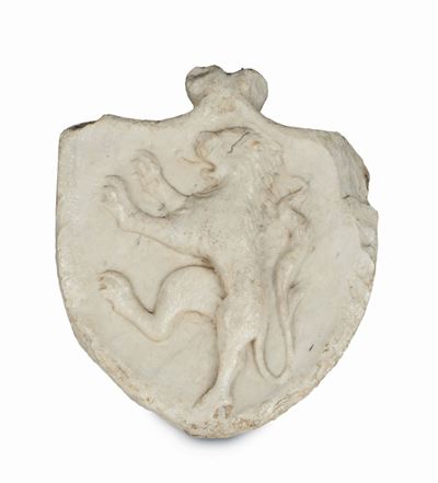 Piccolo Stemma in Marmo Bianco con Leone Rampante Centrale Ad Altorilievo e Riccioli Contrapposti...