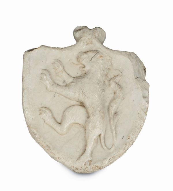 A small white marble blazon with a high-relief central lion rampant and opposing ringlets on the top, Italian stone cutter, 16th - 17th century