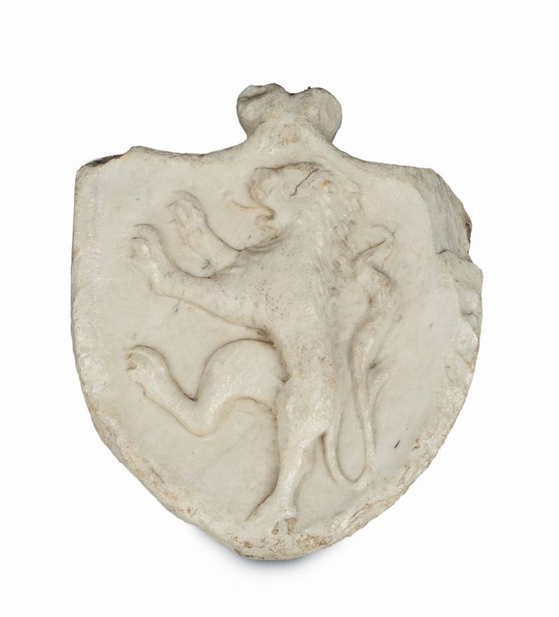 A small white marble blazon with a high-relief central lion rampant and opposing ringlets on the top, Italian stone cutter, 16th - 17th century  - Auction Sculpture and Works of Art - Cambi Casa d'Aste