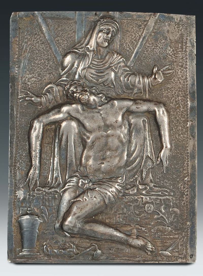 Placchetta in argento sbalzato e cesellato raffigurante “Pietà”, arte italiana del XVII secolo  - Asta Scultura e Oggetti d'Arte - Cambi Casa d'Aste