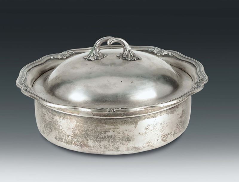 An embossed silver soup tureen internally gilt and cover, Russia 1848  - Auction Silver an a Filigrana Collection - II - Cambi Casa d'Aste