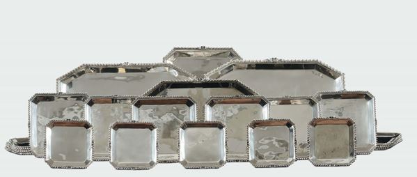 Servizio di piatti in argento di forma ottagonale con centrini, argenteria italiana del XX secolo
