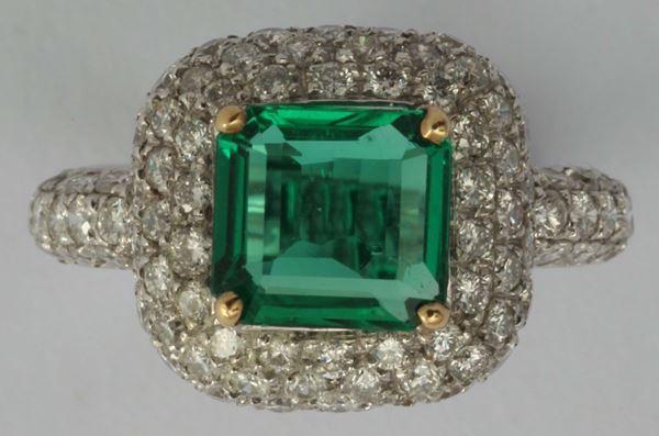 Faraone, anello con smeraldo e diamanti a contorno