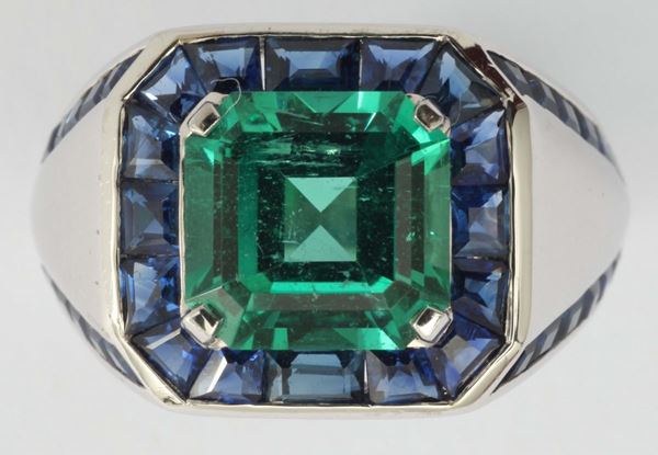Faraone, anello con smeraldo di ct 3,06 e zaffiri taglio carrè