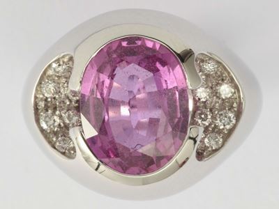 Faraone, Anello con Zaffiro Rosa Taglio Ovale e Pavé di Diamanti