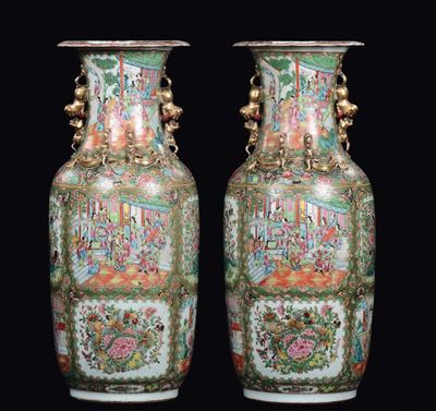 Coppia di Vasi Canton in Porcellana Policroma con Scene di Vita di Corte, Cina, Dinastia Qing, XI...