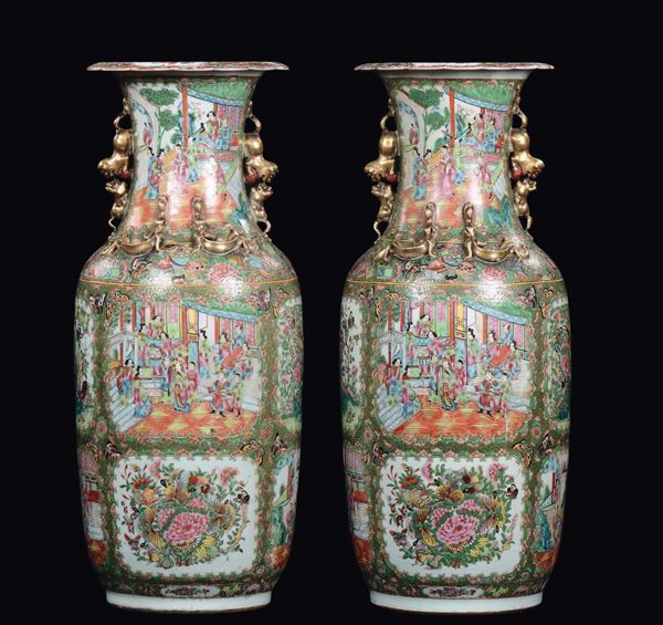 Coppia di vasi Canton in porcellana policroma con scene di vita di corte, Cina, Dinastia Qing, XIX secolo