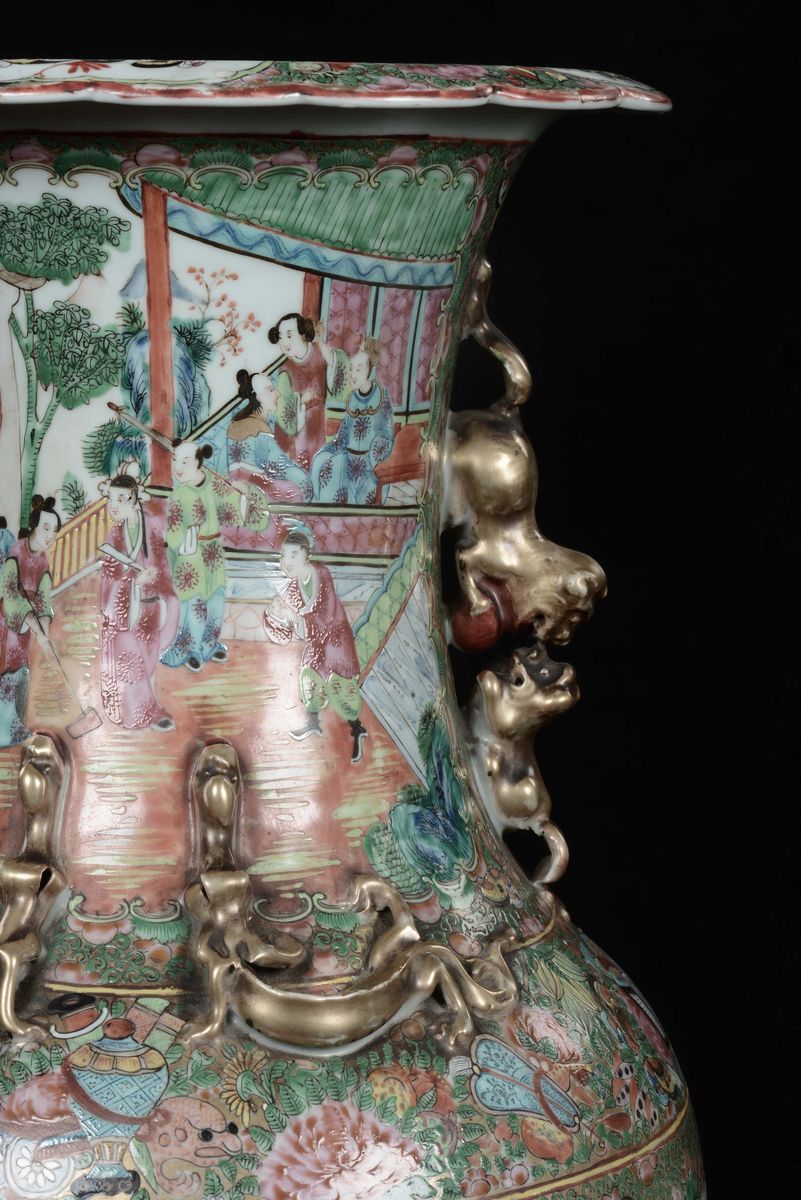 Coppia di Vasi Canton in Porcellana Policroma con Scene di Vita di Corte, Cina, Dinastia Qing, XI...
