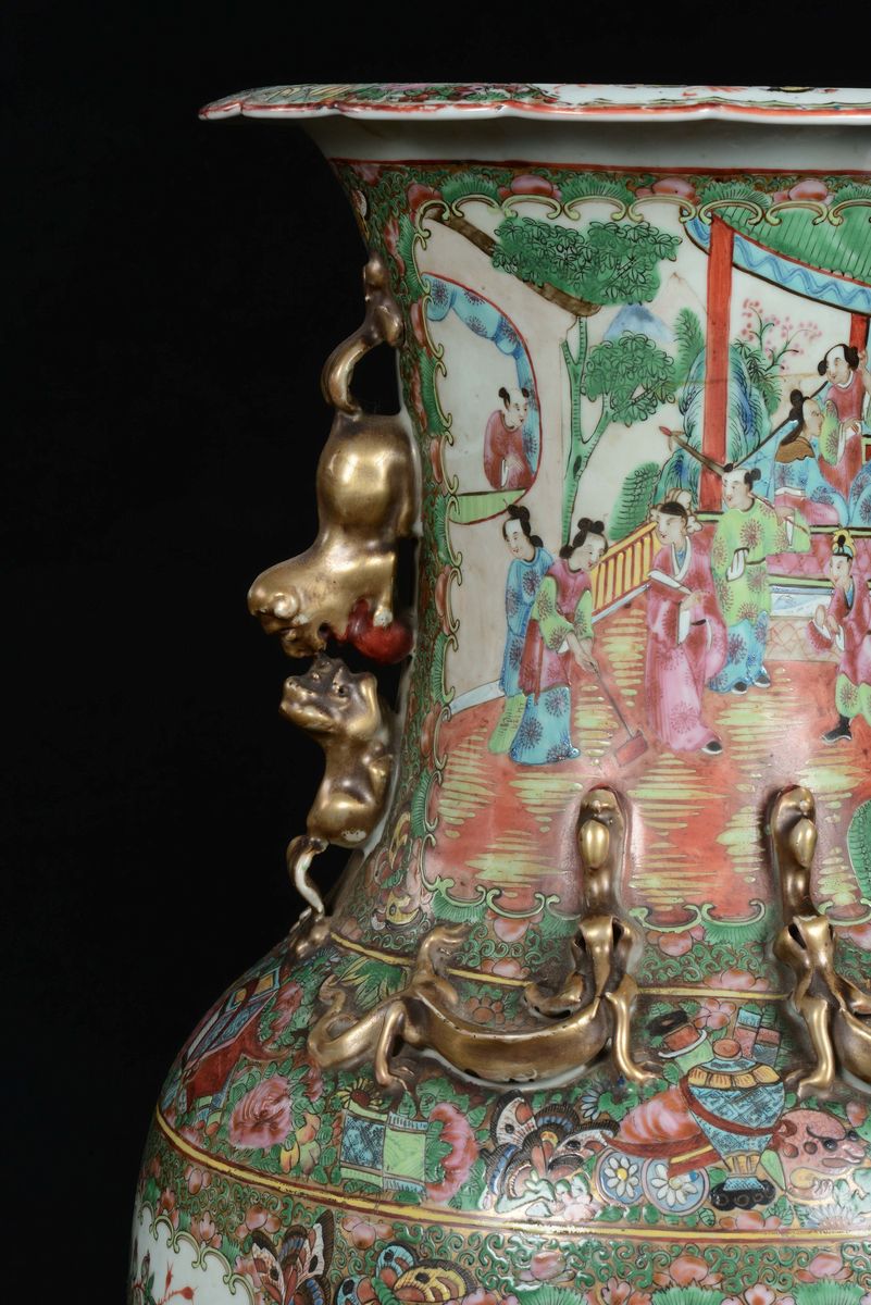 Coppia di Vasi Canton in Porcellana Policroma con Scene di Vita di Corte, Cina, Dinastia Qing, XI...