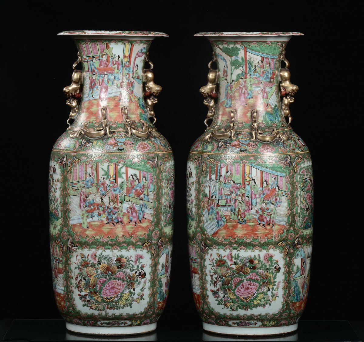 Coppia di Vasi Canton in Porcellana Policroma con Scene di Vita di Corte, Cina, Dinastia Qing, XI...