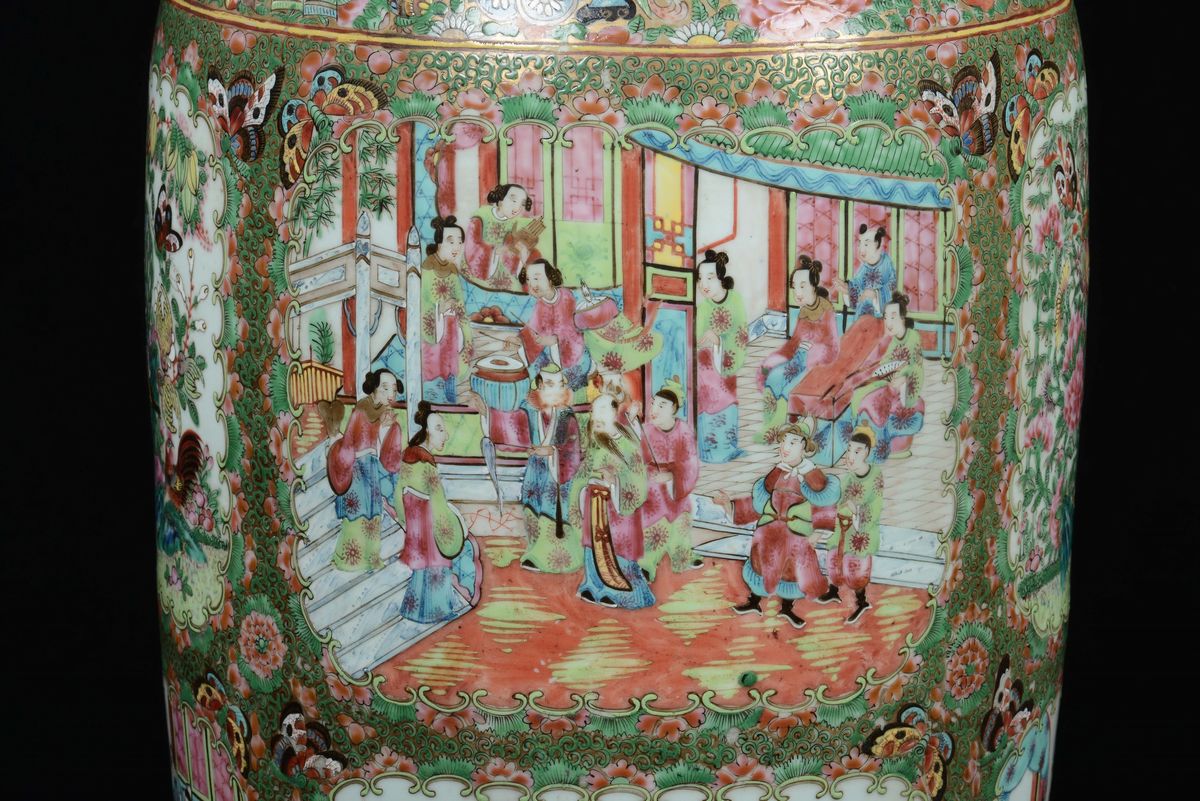 Coppia di Vasi Canton in Porcellana Policroma con Scene di Vita di Corte, Cina, Dinastia Qing, XI...